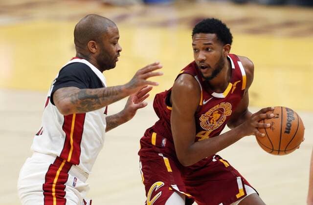 P.J. Tucker (L) of the Miami Heat defends against Evan Mobley (R) of the Cleveland Cavaliers during the first half of the NBA, Basketball Herren, USA game between the Cleveland Cavaliers and the Miami Heat at Rocket Mortgage Fieldhouse in Cleveland, Ohio, USA, 13 December 2021. Miami Heat at Cleveland Cavaliers !ACHTUNG: NUR REDAKTIONELLE NUTZUNG!  Copyright: xDAVIDxMAXWELLx AME4236 20211214-91ffd2ec6cb457ea5a56cab93adf45e3ecf6cd50
