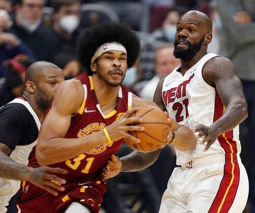 Sport Bilder des Tages Jarrett Allen (C) of the Cleveland Cavaliers goes to the basket against P.J. Tucker (L) and Dewayne Dedmon (R) of the Miami Heat during the first half of the NBA, Basketball Herren, USA game between the Cleveland Cavaliers and the Miami Heat at Rocket Mortgage Fieldhouse in Cleveland, Ohio, USA, 13 December 2021. Miami Heat at Cleveland Cavaliers !ACHTUNG: NUR REDAKTIONELLE NUTZUNG!  Copyright: xDAVIDxMAXWELLx AME4237 20211214-7a51b0ddba0d8f0d5741691ed646e496eeb957c3