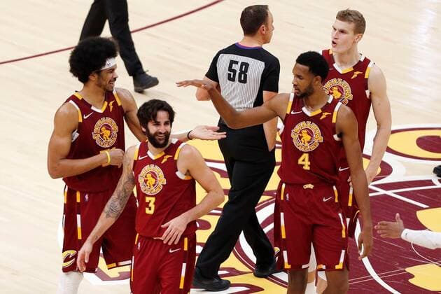 Cleveland Cavaliers guard Ricky Rubio (2-L) celebrates along with his teammates victory against the Miami Heat after the NBA, Basketball Herren, USA game between the Cleveland Cavaliers and the Miami Heat at Rocket Mortgage Fieldhouse in Cleveland, Ohio, USA, 13 December 2021. Miami Heat at Cleveland Cavaliers !ACHTUNG: NUR REDAKTIONELLE NUTZUNG!  Copyright: xDAVIDxMAXWELLx AME4258 20211214-ea9b5b54b13c1c06cc58725567a7d908eb114b82