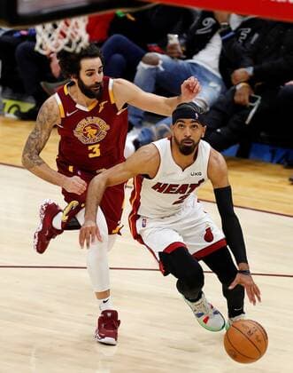 Cleveland Cavaliers guard Ricky Rubio (L) of Spain defends against Gabe Vincent (R) of the Miami Heat during the second half of the NBA, Basketball Herren, USA game between the Cleveland Cavaliers and the Miami Heat at Rocket Mortgage Fieldhouse in Cleveland, Ohio, USA, 13 December 2021. Miami Heat at Cleveland Cavaliers !ACHTUNG: NUR REDAKTIONELLE NUTZUNG!  Copyright: xDAVIDxMAXWELLx AME4301 20211214-8d55c8803e79e5838db187b136be8d14ed1c74da