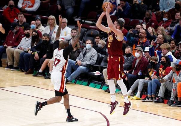 Kevin Love (R) of the Cleveland Cavaliers puts up a three point shot against P.J. Tucker (L) of the Miami Heat during the second half of the NBA, Basketball Herren, USA game between the Cleveland Cavaliers and the Miami Heat at Rocket Mortgage Fieldhouse in Cleveland, Ohio, USA, 13 December 2021. Miami Heat at Cleveland Cavaliers !ACHTUNG: NUR REDAKTIONELLE NUTZUNG!  Copyright: xDAVIDxMAXWELLx AME4294 20211214-1ccb0e4b47ed4d1563f8d3b361e594a58022b973