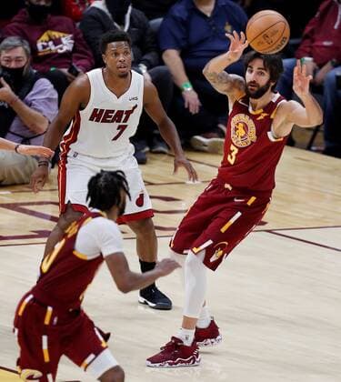 Cleveland Cavaliers guard Ricky Rubio (R) of Spain passes the ball to Darius Garland (L) of the Cleveland Cavaliers as Kyle Lowry (C) of the Miami Heat looks on during the second half of the NBA, Basketball Herren, USA game between the Cleveland Cavaliers and the Miami Heat at Rocket Mortgage Fieldhouse in Cleveland, Ohio, USA, 13 December 2021. Miami Heat at Cleveland Cavaliers !ACHTUNG: NUR REDAKTIONELLE NUTZUNG!  Copyright: xDAVIDxMAXWELLx AME4271 20211214-ec016ea51652b22f4c0c4a1c84e99ad551eae6de