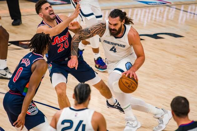 Grizzlies Steven Adams (R) advances with the ball in an NBA, Basketball Herren, USA game between the Philadelphia 76ers and Memphis Grizzlies, at the FedEx Forum in Memphis, USA, 13 December 2021. Philadelphia 76ers - Memphis Grizzlies !ACHTUNG: NUR REDAKTIONELLE NUTZUNG!  Copyright: xMatthewxA.xSmithx AME4299 20211214-71070ffa3eafd7d42c055f82e06d669e1e08f4c5