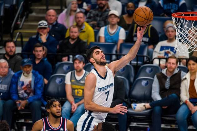 Santi Aldama of the Grizzlies throws the ball in an NBA, Basketball Herren, USA game between the Philadelphia 76ers and Memphis Grizzlies, at the FedEx Forum in Memphis, USA, 13 December 2021. Philadelphia 76ers - Memphis Grizzlies !ACHTUNG: NUR REDAKTIONELLE NUTZUNG!  Copyright: xMatthewxA.xSmithx AME4311 20211214-2143e6e5dbc51abf17e11bb02dd8a89b8ead5f7a