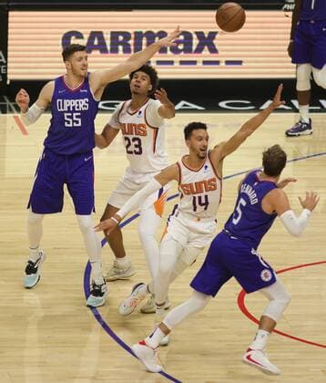 LA Clippers Isaiah Hartenstein (L) passes the ball to teammate Luke Kennard, during an NBA, Basketball Herren, USA game between the Los Angeles Clippers and Phoenix Suns, today, at the Crypto.com Arena in Los Angeles, USA, 13 December 2021. Los Angeles Clippers vs Phoenix Suns !ACHTUNG: NUR REDAKTIONELLE NUTZUNG!  Copyright: xPHILLIPxKIMx AME4343 20211214-a73a7b280578c1b2dca045d800c735d3a322f4b1