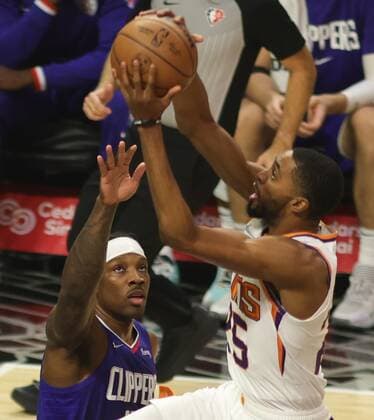 Mikal Bridges (R) of the Phoenix Suns jumps against the ball against Eric Bledsoe of the LA Clippers, during an NBA, Basketball Herren, USA game between the Los Angeles Clippers and Phoenix Suns, today, at the Crypto.com Arena in Los Angeles, USA, 13 December 2021. Los Angeles Clippers vs Phoenix Suns !ACHTUNG: NUR REDAKTIONELLE NUTZUNG!  Copyright: xPHILLIPxKIMx AME4341 20211214-84a3fcc0a99c781ecb00b73b2b7001a2c0fb35d5