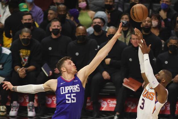 Chris Paul of the Phoenix Suns (R) pitches against Isaiah Hartenstein of the LA Clippers, during an NBA, Basketball Herren, USA game between the Los Angeles Clippers and Phoenix Suns, today, at the Crypto.com Arena in Los Angeles, USA, 13 December 2021. Los Angeles Clippers vs Phoenix Suns !ACHTUNG: NUR REDAKTIONELLE NUTZUNG!  Copyright: xPHILLIPxKIMx AME4342 20211214-d050de93f31d1c5146bc635570d53dc9719b71f8
