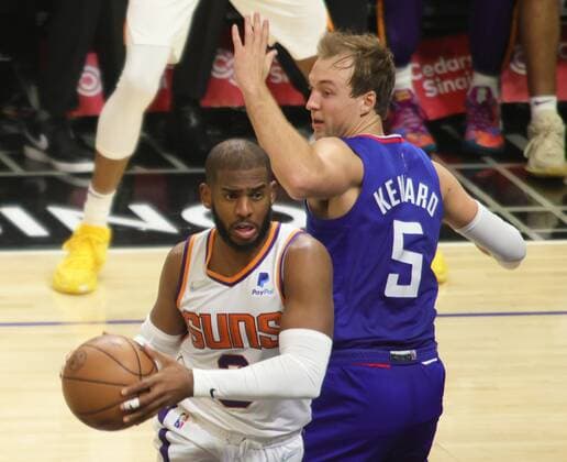Chris Paul (L) of the Suns looks to pass the ball to a teammate while being tagged by Luke Kennard of the LA Clippers, during an NBA, Basketball Herren, USA game between the Los Angeles Clippers and Phoenix Suns, today, at the Crypto.com Arena in Los Angeles, USA, 13 December 2021. Los Angeles Clippers vs Phoenix Suns !ACHTUNG: NUR REDAKTIONELLE NUTZUNG!  Copyright: xPHILLIPxKIMx AME4356 20211214-b32b1307b66081f2db4a437c2c79da8f0a16ec34