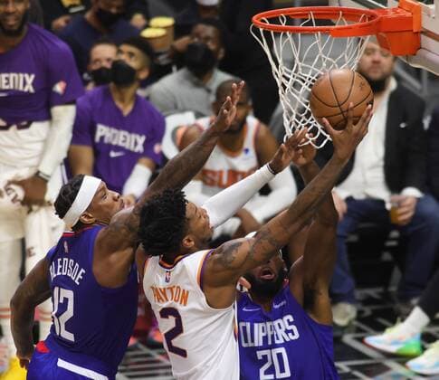 Elfrid Payton (C) of the Phoenix Suns in action against Eric Bledsoe (L) and Justise Winslow of the LA Clippers, during an NBA, Basketball Herren, USA game between the Los Angeles Clippers and Phoenix Suns, today, at the Crypto.com Arena in Los Angeles, USA, 13 December 2021. Los Angeles Clippers vs Phoenix Suns !ACHTUNG: NUR REDAKTIONELLE NUTZUNG!  Copyright: xPHILLIPxKIMx AME4357 20211214-1054b0472ffd9adf640419a5ae94846f4529be7f