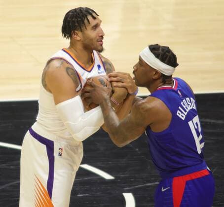 Eric Bledsoe of the LA Clippers (R) and Ish Wainright of the Phoenix Suns catch the ball as they battle for a loose ball, during an NBA, Basketball Herren, USA game between the Los Angeles Clippers and Phoenix Suns, today, at the Crypto.com Arena in Los Angeles, USA, 13 December 2021. Los Angeles Clippers vs Phoenix Suns !ACHTUNG: NUR REDAKTIONELLE NUTZUNG!  Copyright: xPHILLIPxKIMx AME4359 20211214-ed02e2ea92a72e0766f8686bb681d92ce5eeca45