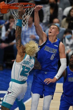 Sport Bilder des Tages DALLAS, TX - DECEMBER 13: Dallas Mavericks center Kristaps Porzingis (6) blocks a shot from Charlotte Hornets guard Kelly Oubre Jr. (12) during game featuring the Charlotte Hornets and the Dallas Mavericks on December 13, 2021 at the American Airlines Center in Dallas, TX. (Photo by John Rivera Icon Sportswire) NBA, Basketball Herren, USA DEC 13 Hornets at Mavericks Icon426211213011