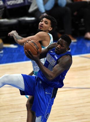 DALLAS, TX - DECEMBER 13: Dallas Mavericks forward Dorian Finney-Smith (right) gets a rebound away from Charlotte Hornets guard James Bouknight (left) during game featuring the Charlotte Hornets and the Dallas Mavericks on December 13, 2021 at the American Airlines Center in Dallas, TX. (Photo by John Rivera Icon Sportswire) NBA, Basketball Herren, USA DEC 13 Hornets at Mavericks Icon426211213015