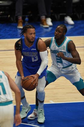 DALLAS, TX - DECEMBER 13: Dallas Mavericks guard Jalen Brunson (13) dribbles the ball down court while being defended by Charlotte Hornets guard Terry Rozier (3) during game featuring the Charlotte Hornets and the Dallas Mavericks on December 13, 2021 at the American Airlines Center in Dallas, TX. (Photo by John Rivera Icon Sportswire) NBA, Basketball Herren, USA DEC 13 Hornets at Mavericks Icon426211213002