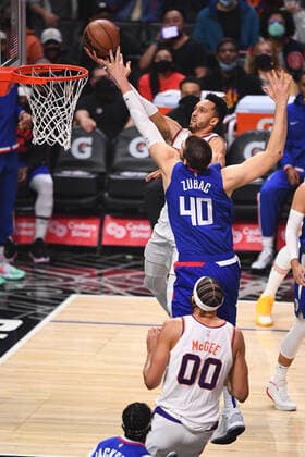LOS ANGELES, CA - DECEMBER 13: Phoenix Suns Guard Landry Shamet (14) shoots over Los Angeles Clippers Center Ivica Zubac (40) during a NBA, Basketball Herren, USA game between the Phoenix Suns and the Los Angeles Clippers on December 13, 2021 at STAPLES Center in Los Angeles, CA. (Photo by Brian Rothmuller Icon Sportswire) NBA: DEC 13 Suns at Clippers Icon211213011