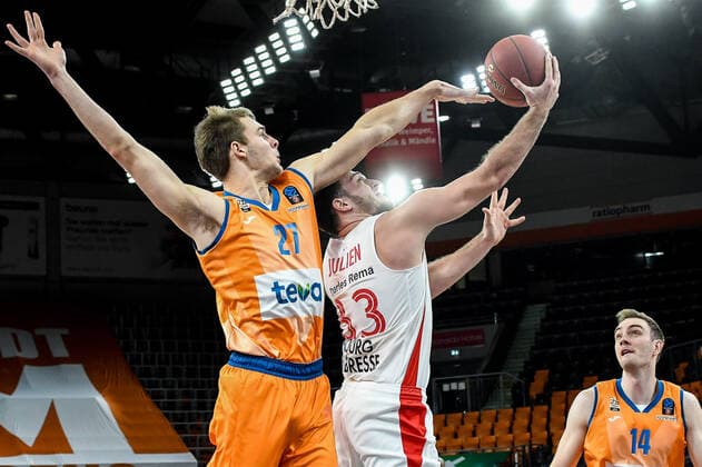 GER, EuroCup, ratiopharm ulm vs Mincidelice JL Bourg en Bresse 14.12.2021, ratiopharm arena, Neu-Ulm, GER, EuroCup, ratiopharm ulm vs Mincidelice JL Bourg en Bresse, im Bild Moritz Krimmer (Ulm, 27) kann Axel Julien (Bourg en Bresse, 83) am Korb hindern
