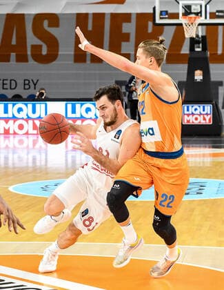 GER, EuroCup, ratiopharm ulm vs Mincidelice JL Bourg en Bresse 14.12.2021, ratiopharm arena, Neu-Ulm, GER, EuroCup, ratiopharm ulm vs Mincidelice JL Bourg en Bresse, im Bild viel Körpereinsatz von Axel Julien (Bourg en Bresse, 83) und Thomas Klepeisz (Ulm, 22)