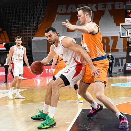 GER, EuroCup, ratiopharm ulm vs Mincidelice JL Bourg en Bresse 14.12.2021, ratiopharm arena, Neu-Ulm, GER, EuroCup, ratiopharm ulm vs Mincidelice JL Bourg en Bresse, im Bild Pierre Pelos (Bourg en Bresse, 13), Philipp Herkenhoff (Ulm, 14)