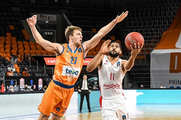 GER, EuroCup, ratiopharm ulm vs Mincidelice JL Bourg en Bresse 14.12.2021, ratiopharm arena, Neu-Ulm, GER, EuroCup, ratiopharm ulm vs Mincidelice JL Bourg en Bresse, im Bild Moritz Krimmer (Ulm, 27) versucht Calvin Harris Jr. (Bourg en Bresse, 11) am Korb zu hindern