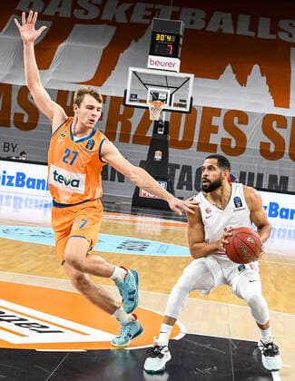 GER, EuroCup, ratiopharm ulm vs Mincidelice JL Bourg en Bresse 14.12.2021, ratiopharm arena, Neu-Ulm, GER, EuroCup, ratiopharm ulm vs Mincidelice JL Bourg en Bresse, im Bild Moritz Krimmer (Ulm, 27), Calvin Harris Jr. (Bourg en Bresse, 11)