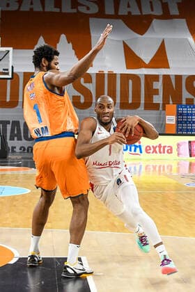 GER, EuroCup, ratiopharm ulm vs Mincidelice JL Bourg en Bresse 14.12.2021, ratiopharm arena, Neu-Ulm, GER, EuroCup, ratiopharm ulm vs Mincidelice JL Bourg en Bresse, im Bild Cristiano Felicio (Ulm, 1), Rasheed Sulaimon (Bourg en Bresse, 1)