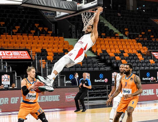 GER, EuroCup, ratiopharm ulm vs Mincidelice JL Bourg en Bresse 14.12.2021, ratiopharm arena, Neu-Ulm, GER, EuroCup, ratiopharm ulm vs Mincidelice JL Bourg en Bresse, im Bild Calvin Harris Jr. (Bourg en Bresse, 11) hängt nach einem Korb am Ring