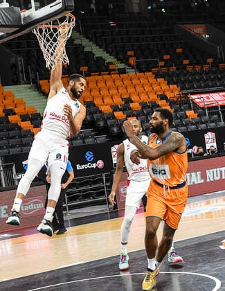 GER, EuroCup, ratiopharm ulm vs Mincidelice JL Bourg en Bresse 14.12.2021, ratiopharm arena, Neu-Ulm, GER, EuroCup, ratiopharm ulm vs Mincidelice JL Bourg en Bresse, im Bild Calvin Harris Jr. (Bourg en Bresse, 11) hängt nach einem Korb am Ring