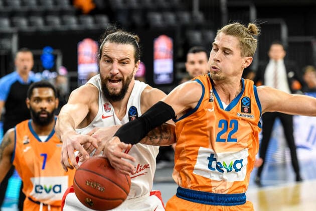 GER, EuroCup, ratiopharm ulm vs Mincidelice JL Bourg en Bresse 14.12.2021, ratiopharm arena, Neu-Ulm, GER, EuroCup, ratiopharm ulm vs Mincidelice JL Bourg en Bresse, im Bild Kampf um den Ball, Maxime Courby (Bourg en Bresse, 7), Thomas Klepeisz (Ulm, 22)