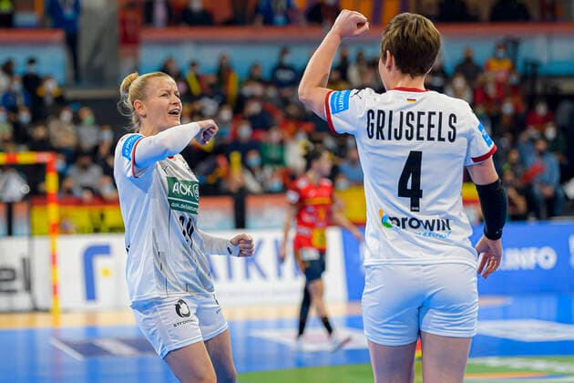 Handball, Frauen: WM, Spanien - Deutschland, Finalrunde, Viertelfinale Antje Lauenroth (Deutschland Bietigheim), Alina Grijseels (Deutschland Dortmund) Barcelona Spanien