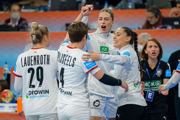 Handball, Frauen: WM, Spanien - Deutschland, Finalrunde, Viertelfinale Antje Lauenroth (Deutschland Bietigheim), Alina Grijseels (Deutschland Dortmund), Luisa Schulze (Deutschland Bietigheim), Johanna Stockschläder Stockschlaeder (Deutschland Neckarsulm) Jubel Freude Emotion Barcelona Spanien