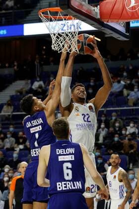 Real Madrid s Walter Tavares (R) in action against Alba Berlin s Oscar Da Silva (L) during the Euroleague basketball match between Real Madrid and Alba Berlin held at WiZink Center in Madrid, Spain, 14 December 2021. Real Madrid vs. Alba Berlin !ACHTUNG: NUR REDAKTIONELLE NUTZUNG!  Copyright: xJUANJOxMARTINx(es-ES)x GRAF5211 20211214-63395e12c2f7253bf647e93b1c56ab2d7aa38d8d