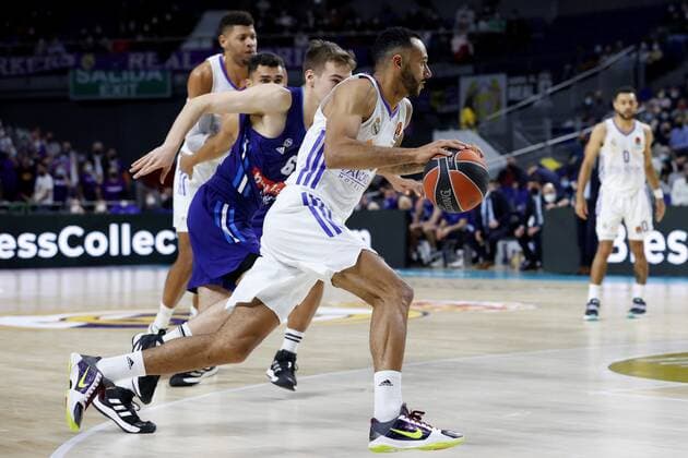 Real Madrid s Adam Hanga (R) in action against Alba Berlin s Malte Delow during the Euroleague basketball match between Real Madrid and Alba Berlin held at WiZink Center in Madrid, Spain, 14 December 2021. Real Madrid vs. Alba Berlin !ACHTUNG: NUR REDAKTIONELLE NUTZUNG!  Copyright: xJUANJOxMARTINx(es-ES)x GRAF5212 20211214-cafef07287dafac24efda2231e38860c6bdef4c0