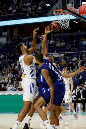 Real Madrid s Edy Tavares (L) in action during the Euroleague basketball match between Real Madrid and Alba Berlin held at WiZink Center in Madrid, Spain, 14 December 2021. Real Madrid vs. Alba Berlin !ACHTUNG: NUR REDAKTIONELLE NUTZUNG!  Copyright: xJUANJOxMARTINx(es-ES)x GRAF5226 20211214-ac6b0c6381a820205e5c4f033946a26faad10128