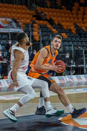 14.12.2021, Neu Ulm, Deutschland, ratiopharm Arena, ratiopharm ulm vs. Mincidelice JL BourgenttaeuschtBresse - Basketball 7 Days EuroCup, Calvin Harris Jr. (Mincidelice JL BourgenttaeuschtBresse) und Fedor Zugic (ratiopharm ulm) im Zweikampf (Foto H. Langer) Neu Ulm ratiopharm Arena Bayern Deutschland