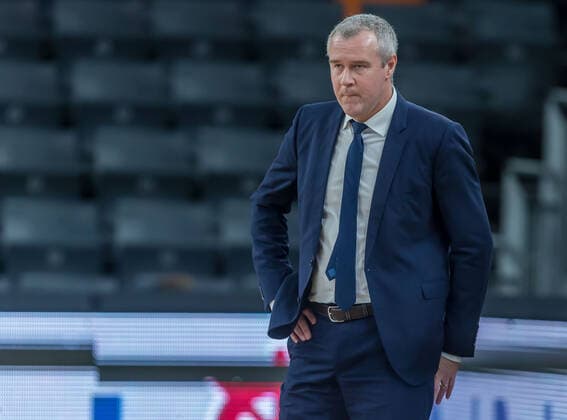 14.12.2021, Neu Ulm, Deutschland, ratiopharm Arena, ratiopharm ulm vs. Mincidelice JL BourgenttaeuschtBresse - Basketball 7 Days EuroCup, Haed Coach Axel Julien (Mincidelice JL BourgenttaeuschtBresse) Schaut (Foto H. Langer) Neu Ulm ratiopharm Arena Bayern Deutschland