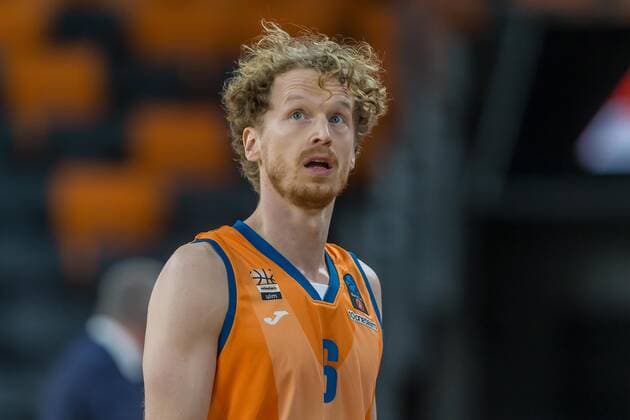 14.12.2021, Neu Ulm, Deutschland, ratiopharm Arena, ratiopharm ulm vs. Mincidelice JL BourgenttaeuschtBresse - Basketball 7 Days EuroCup, Per Guenther (ratiopharm ulm) Schaut (Foto H. Langer) Neu Ulm ratiopharm Arena Bayern Deutschland