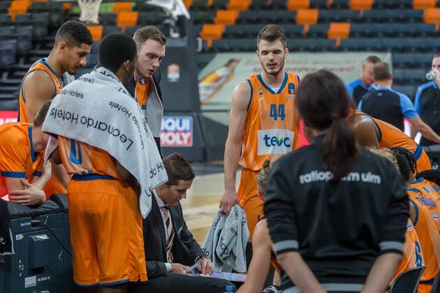 14.12.2021, Neu Ulm, Deutschland, ratiopharm Arena, ratiopharm ulm vs. Mincidelice JL BourgenttaeuschtBresse - Basketball 7 Days EuroCup, Head Coach Jaka Lakovic (ratiopharm ulm) Time out (Foto H. Langer) Neu Ulm ratiopharm Arena Bayern Deutschland