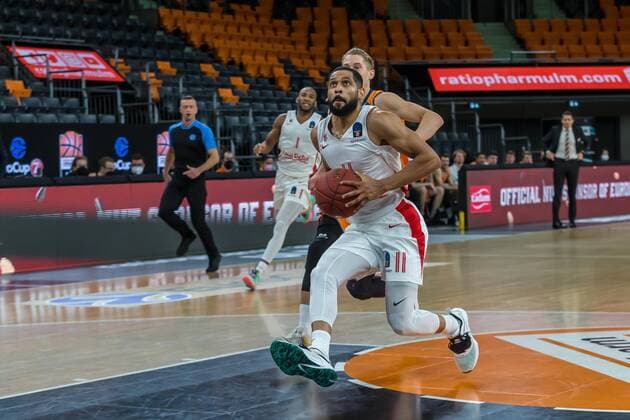 14.12.2021, Neu Ulm, Deutschland, ratiopharm Arena, ratiopharm ulm vs. Mincidelice JL BourgenttaeuschtBresse - Basketball 7 Days EuroCup, Calvin Harris Jr. (Mincidelice JL BourgenttaeuschtBresse) und Thomas Klepeisz (ratiopharm ulm) im Zweikampf (Foto H. Langer) Neu Ulm ratiopharm Arena Bayern Deutschland