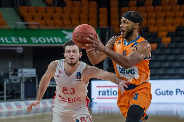 14.12.2021, Neu Ulm, Deutschland, ratiopharm Arena, ratiopharm ulm vs. Mincidelice JL BourgenttaeuschtBresse - Basketball 7 Days EuroCup, Axel Julien (Mincidelice JL BourgenttaeuschtBresse) und Jaron Blossomgame (ratiopharm ulm) im Zweikampf (Foto H. Langer) Neu Ulm ratiopharm Arena Bayern Deutschland