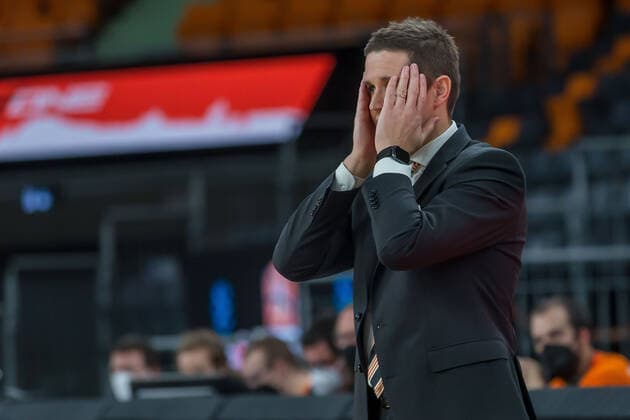14.12.2021, Neu Ulm, Deutschland, ratiopharm Arena, ratiopharm ulm vs. Mincidelice JL BourgenttaeuschtBresse - Basketball 7 Days EuroCup, Head Coach Jaka Lakovic (ratiopharm ulm) gestikuliert, gestik (Foto H. Langer) Neu Ulm ratiopharm Arena Bayern Deutschland