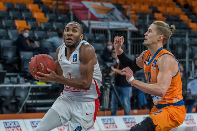 14.12.2021, Neu Ulm, Deutschland, ratiopharm Arena, ratiopharm ulm vs. Mincidelice JL BourgenttaeuschtBresse - Basketball 7 Days EuroCup, Rasheed Sulaimon (Mincidelice JL BourgenttaeuschtBresse) und Thomas Klepeisz (ratiopharm ulm) im Zweikampf (Foto H. Langer) Neu Ulm ratiopharm Arena Bayern Deutschland