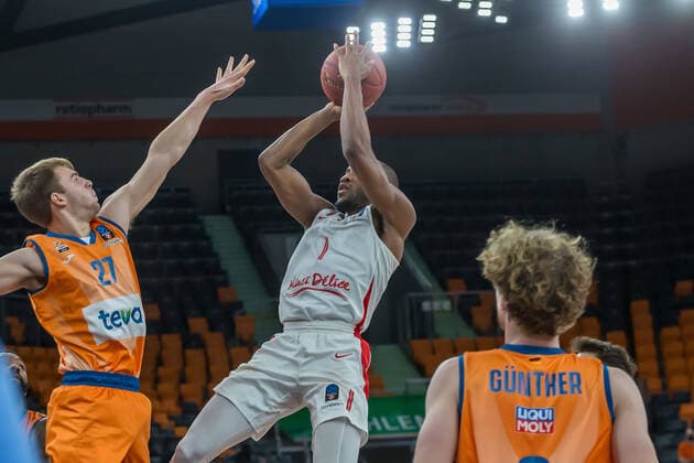 14.12.2021, Neu Ulm, Deutschland, ratiopharm Arena, ratiopharm ulm vs. Mincidelice JL BourgenttaeuschtBresse - Basketball 7 Days EuroCup, Moritz Krimmer (ratiopharm ulm), Rasheed Sulaimon (Mincidelice JL BourgenttaeuschtBresse) und Per Guenther (ratiopharm ulm) im Zweikampf (Foto H. Langer) Neu Ulm ratiopharm Arena Bayern Deutschland