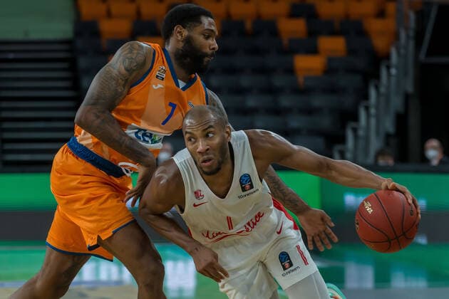 14.12.2021, Neu Ulm, Deutschland, ratiopharm Arena, ratiopharm ulm vs. Mincidelice JL BourgenttaeuschtBresse - Basketball 7 Days EuroCup, Sindarius Thornwell (ratiopharm ulm) und Rasheed Sulaimon (Mincidelice JL BourgenttaeuschtBresse) im Zweikampf (Foto H. Langer) Neu Ulm ratiopharm Arena Bayern Deutschland