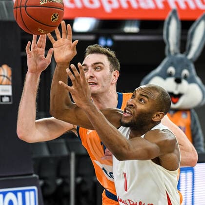 GER, EuroCup, ratiopharm ulm vs Mincidelice JL Bourg en Bresse 14.12.2021, ratiopharm arena, Neu-Ulm, GER, EuroCup, ratiopharm ulm vs Mincidelice JL Bourg en Bresse, im Bild Philipp Herkenhoff (Ulm, 14) und Rasheed Sulaimon (Bourg en Bresse, 1) versuchen den Ball zu erreichen