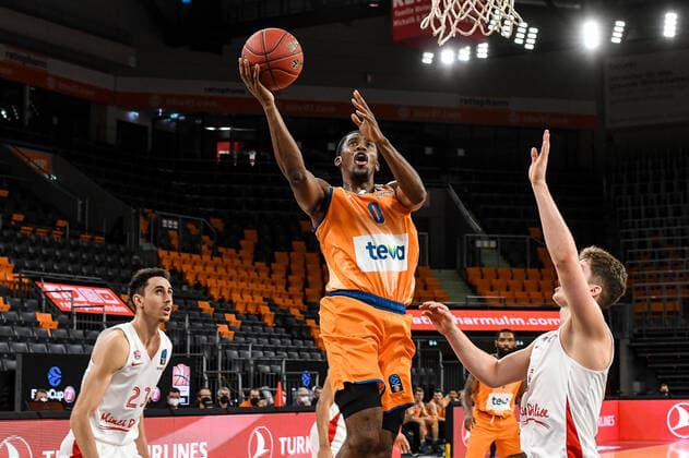 GER, EuroCup, ratiopharm ulm vs Mincidelice JL Bourg en Bresse 14.12.2021, ratiopharm arena, Neu-Ulm, GER, EuroCup, ratiopharm ulm vs Mincidelice JL Bourg en Bresse, im Bild Semaj Christon (Ulm, 0) geht zum Korb, Hugo Benitez (Bourg en Bresse, 5) und Maxime Roos (Bourg en Bresse, 23) können nicht mehr eingreifen