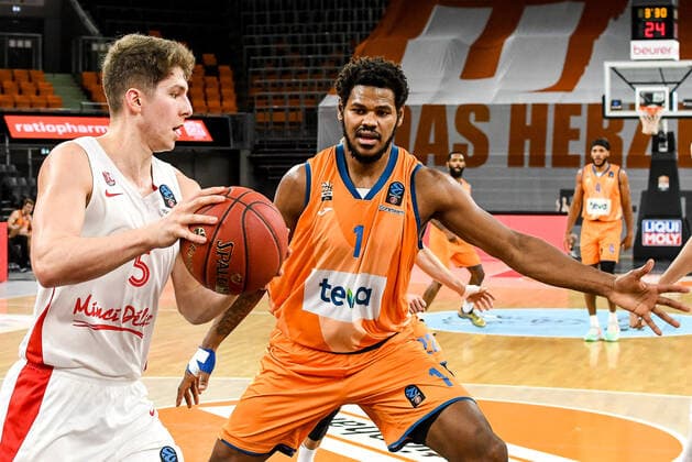 GER, EuroCup, ratiopharm ulm vs Mincidelice JL Bourg en Bresse 14.12.2021, ratiopharm arena, Neu-Ulm, GER, EuroCup, ratiopharm ulm vs Mincidelice JL Bourg en Bresse, im Bild Hugo Benitez (Bourg en Bresse, 5), Cristiano Felicio (Ulm, 1)