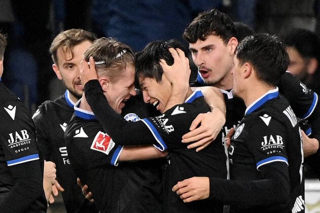 Sport Themen der Woche KW50 Bielefeld, Schueco Arena, 14.12.21, GER, Herren, 1.Bundesliga, Saison 2021-2022, DSC Arminia Bielefeld - VfL Bochum Bild: Masaya Okugawa (Bielefeld) jubelt nach seinem Tor zum 1:0 mit Patrick Wimmer (Bielefeld) Nur fuer journalistische Zwecke! Only for editorial use! Gemaess den Vorgaben der DFL Deutsche Fußball Liga ist es untersagt, in dem Stadion und oder vom Spiel angefertigte Fotoaufnahmen in Form von Sequenzbildern und oder videoaehnlichen Fotostrecken zu verwerten bzw. verwerten zu lassen. DFL regulations prohibit any use of photographs as image sequences and or quasi-video. Nordrhein-Westfalen Deutschland *** Bielefeld, Schueco Arena, 14 12 21, GER, Herren, 1 Bundesliga, Saison 2021 2022, DSC Arminia Bielefeld VfL Bochum Bild Masaya Okugawa Bielefeld cheers after scoring the 1 0 with Patrick Wimmer Bielefeld Nur fuer journalistische Zwecke Only for editorial use According to the regulations of the DFL Deutsche Fußball Liga it is prohibited, DFL regulations prohibit any use of photographs as image sequences and or quasi video Nordrhein Westfalen Germany
