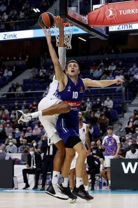 Real Madrid s Edy Tavares (L) in action against Alba Berlin s Tim Schneider (R) during the Euroleague basketball match between Real Madrid and Alba Berlin held at WiZink Center in Madrid, Spain, 14 December 2021. Real Madrid vs. Alba Berlin !ACHTUNG: NUR REDAKTIONELLE NUTZUNG!  Copyright: xJUANJOxMARTINx(es-ES)x GRAF5270 20211214-02f822d3ccab7b9d45341f589997bf43c2ec890e