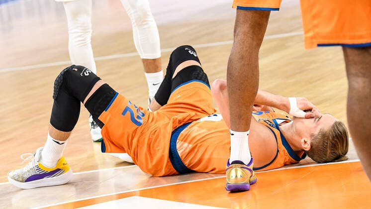 GER, EuroCup, ratiopharm ulm vs Mincidelice JL Bourg en Bresse 14.12.2021, ratiopharm arena, Neu-Ulm, GER, EuroCup, ratiopharm ulm vs Mincidelice JL Bourg en Bresse, im Bild Thomas Klepeisz (Ulm, 22) liegt nach einem Foul am Boden