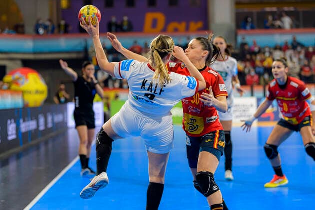 Handball, Frauen: WM, Spanien - Deutschland, Finalrunde, Viertelfinale Marlene Kalf (Deutschland TuS Metzingen), Soledad Lopez Jimenez (Spanien) Barcelona Spanien