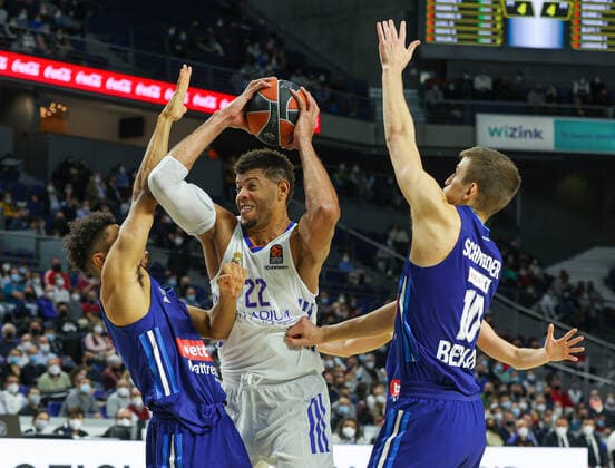 14th December 2021; Wizink Center; Madrid, Spain; Turkish Airlines Euroleague Basketball , Real Madrid versus Alba Berlin; Walter Tavares (Real Madrid Baloncesto) breaks between the blocks of Maodo Lo and Tim Schneider (Alba Berlin)  ActionPlus12348140 AgenciaLOF